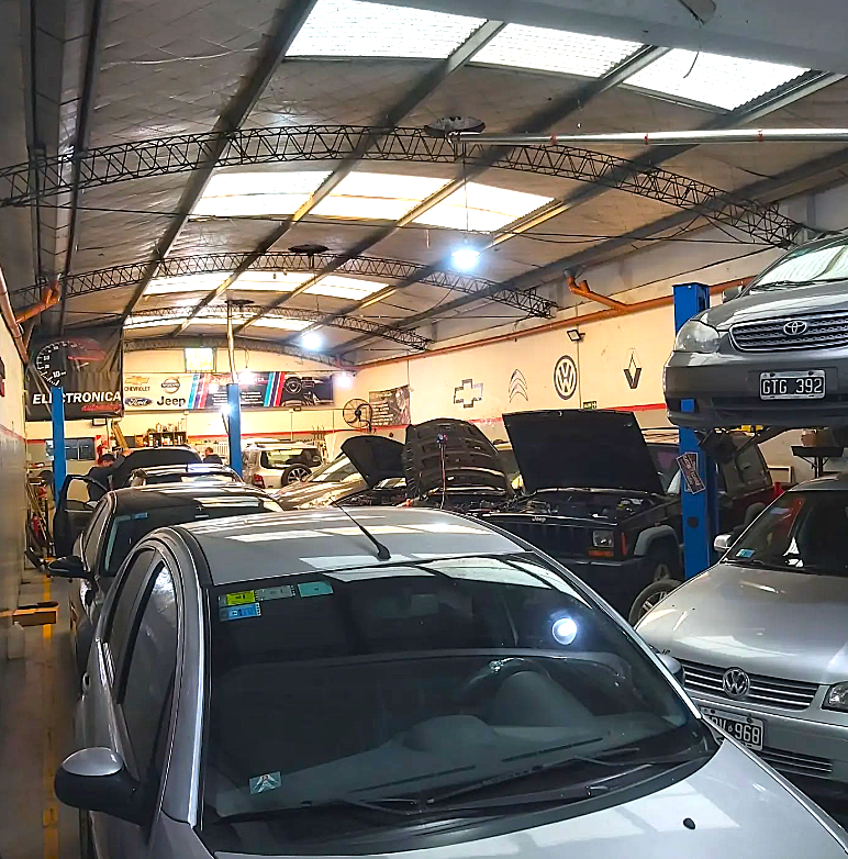 Mecánico explicando el servicio a un cliente