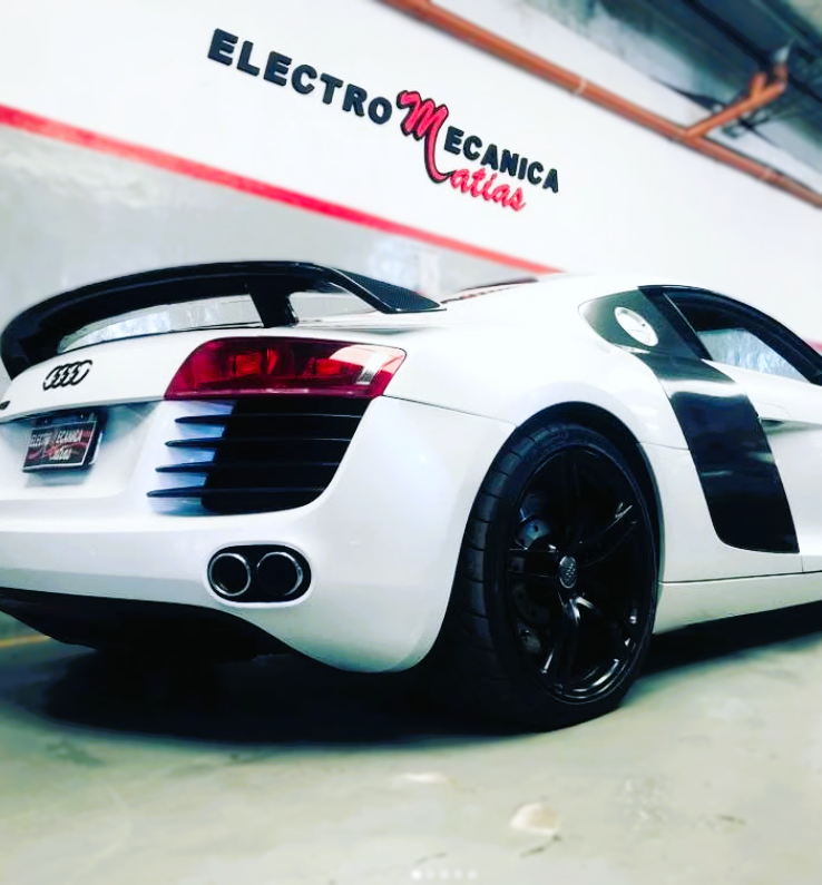 Interior de taller mecánico limpio y organizado